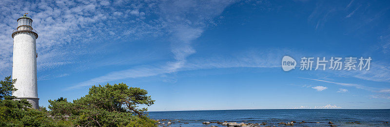 Fårö Fyr，法罗灯塔与树木和五颜六色的海景